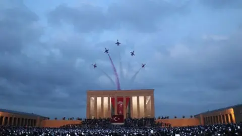 Türk Yıldızları Akrobasi Timi, 29 Ekim'de Anıtkabir üzerinde saygı uçuşu yaptı