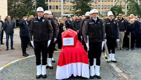 Hayatını kaybeden eski Devlet Bakanı Ünal Erkan için Emniyet Genel Müdürlüğü'nde tören