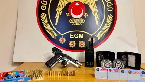 İzmir'de silah teşhiri yapan şüpheli gözaltına alındı, 8 kokart ele geçirildi