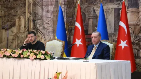 Cumhurbaşkanı Recep Tayyip Erdoğan, Ukrayna Devlet Başkanı Volodimir Zelenski ile ortak basın toplantısında konuşuyor