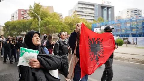 Arnavutluk'ta Flamingo protestoları: Gençler nasıl bir değişim istiyor?