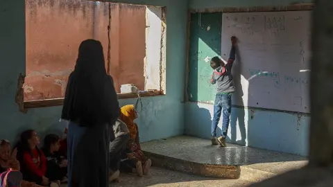 Suriye'de müfredat değişikliği: Okul kitaplarından bazı tarihi kişiler ve görseller çıkartılıyor