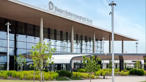 Yeni Batı Sidney Havalimanına ilk uluslararası uçuş geldi