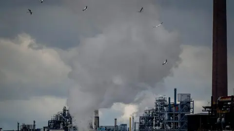 Kimya devi BASF, İran savaşı sonrası zamlarla kâr hedefini yükseltti