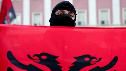 Arnavutluk'ta şiddete dönüşen protestolara katılanlara 5500 euroya kadar para cezası