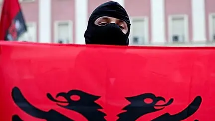 Arnavutluk'ta şiddete dönüşen protestolara katılanlara 5500 euroya kadar para cezası