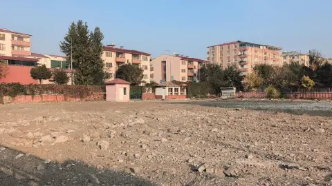 Iğdır’da Deprem Riski Nedeniyle Yıkılan Ziya Gökalp Ortaokulu İçin Yeni İnşaat Bekleyişi Sürüyor