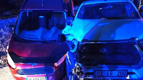 Adıyaman'da 2 hafif ticari araç çarpıştı: 8 yaralı