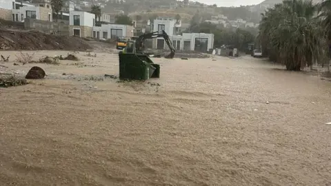 Bodrum'da sağanak hayatı felç etti! İş yerlerini su bastı, istinat duvarı çöktü