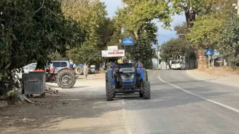 Muhuttin Koldaş, traktörüyle antrenmana götürdüğü çocuklara ücretsiz spor eğitimi veriyor