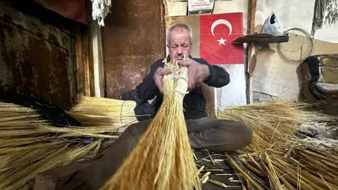 Süpürge Borsası'nda 8 esnaf kaldı: Hamdi Gaspar 56 yıldır üretimi sürdürüyor