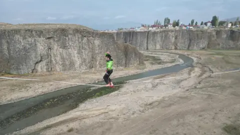 Diyadin Kanyonu’nda 60 metre yükseklikte halat üzerinde yürüdüler