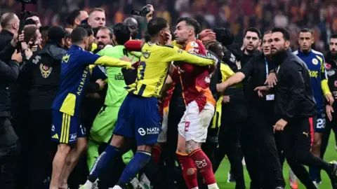 Galatasaray ve Fenerbahçeli futbolculara on maç ceza mı gelecek?