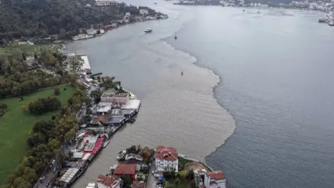 Havadan görüntülendi: İstanbul Boğazı iki farklı renge kaplandı
