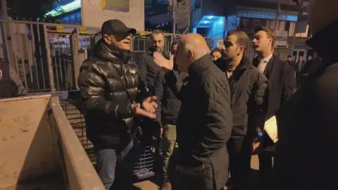 Kadıköy’de çatlaklar nedeniyle boşaltılması istenen binalarda gerginlik