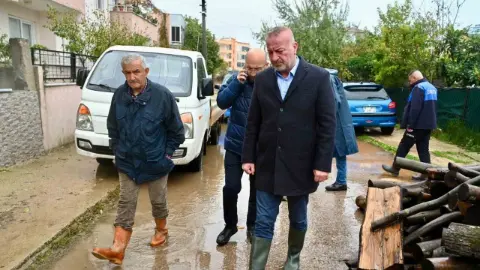 Karacabey’de yağışın etkilediği mahallelerde çalışmalar sürüyor
