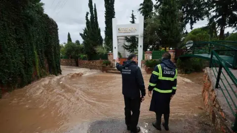 Bodrum’da belediye ekipleri yağıştan etkilenen bölgelerde çalışıyor