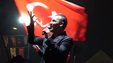 Bursa’da 29 Ekim kutlamalarında Ferhat Göçer sahne aldı
