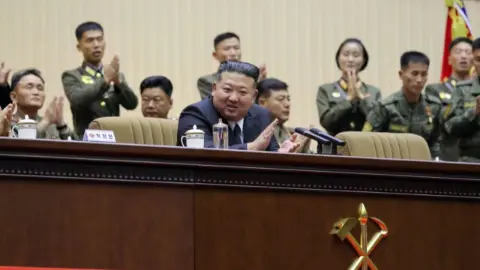 KDHC lideri Kim Jong Un, ordu birliklerinin savaşa tam hazırlıklı hale getirilmesini istedi