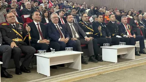 Yağış, Edremit’te 29 Ekim kutlamalarının adresini değiştirdi