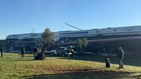 İspanya'daki tren faciasında bilanço ağırlaşıyor: Can kaybı 74'e yükseldi