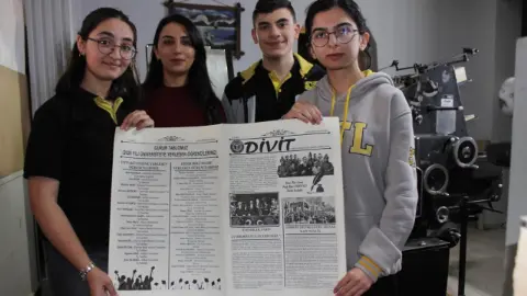 Karslı lise öğrencileri Cumhuriyet Bayramı için gazete hazırladı