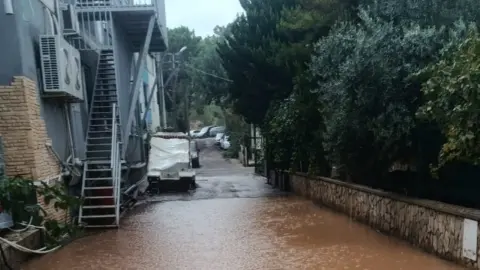 Mersin'de sağanak bazı bölgelerde su baskınlarına yol açtı