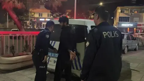 Uyuşturucu kullanan şahıs, para vermeyen annesini bıçakla rehin aldı