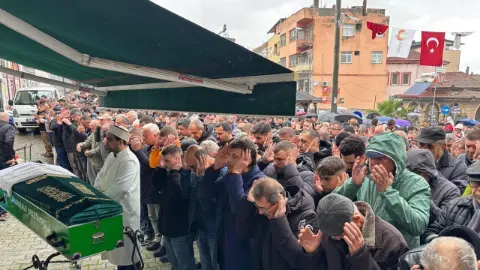 Çanakkale’de otomobil refüjdeki direğe çarptı: 2 kişi öldü