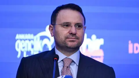 Gürlek: Gençlerimiz teknolojiyle ilgilenmeli, çetelere bırakılmamalı
