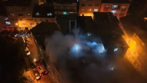 Kağıthane’de dairede başlayan yangın çatıya yayıldı