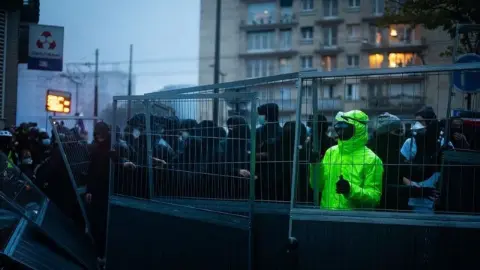Paris'te kısmi sokağa çıkma yasağı uygulanacak