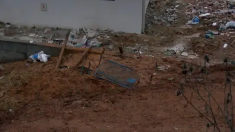 Sultanbeyli'de korkutan olay! Çamura batan anne ve çocuğunu itfaiye kurtardı