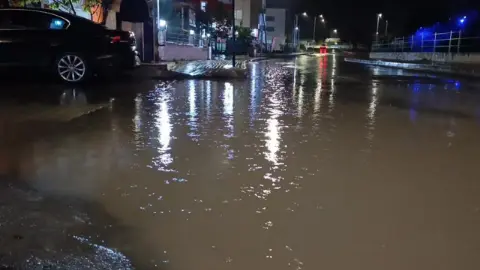 Tekirdağ'da sağanak hayatı olumsuz etkiledi: Cadde ve sokaklar göle döndü