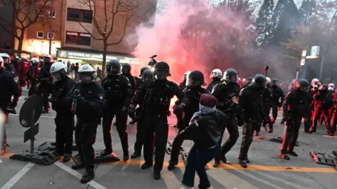 Hamburg’da zorunlu askerliğe karşı gençlik yürüyüşünün ardından olaylar çıktı