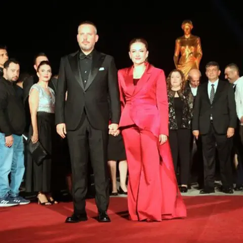 Altın Portakal’da kırmızı halıda şıklık yarışı