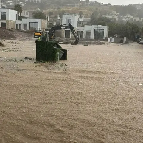 Bodrum'da sağanak hayatı felç etti! İş yerlerini su bastı, istinat duvarı çöktü