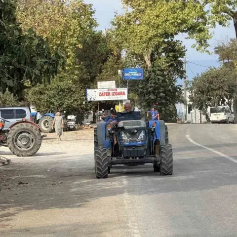 Muhuttin Koldaş, traktörüyle antrenmana götürdüğü çocuklara ücretsiz spor eğitimi veriyor