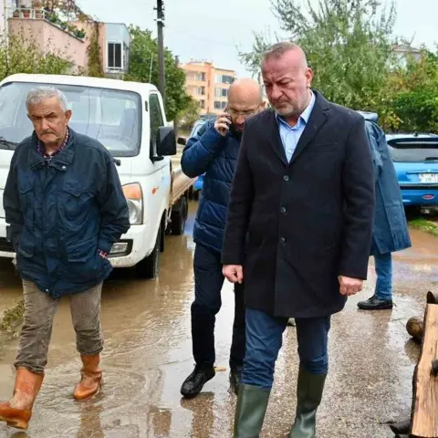 Karacabey’de yağışın etkilediği mahallelerde çalışmalar sürüyor