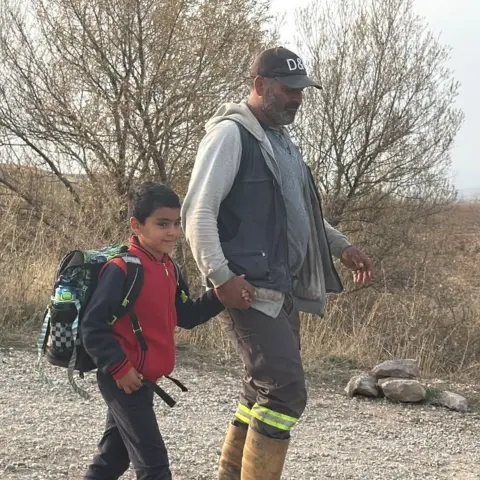 Sivas'ta baba, özel gereksinimli oğlunu okula ulaştırmak için ırmağı aşıyor