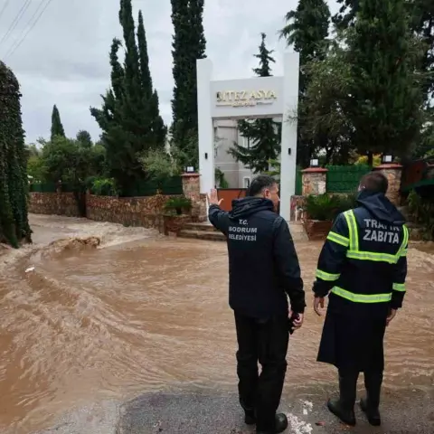 Bodrum’da belediye ekipleri yağıştan etkilenen bölgelerde çalışıyor