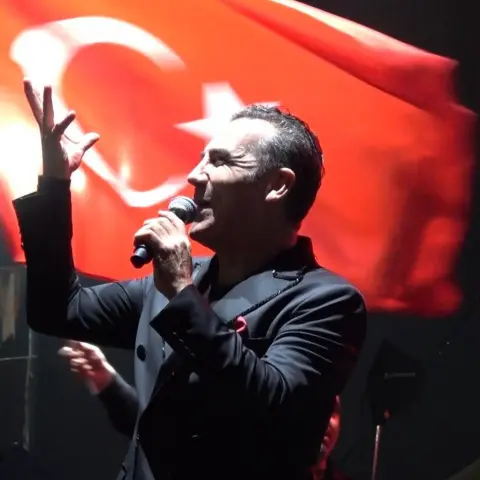 Bursa’da 29 Ekim kutlamalarında Ferhat Göçer sahne aldı