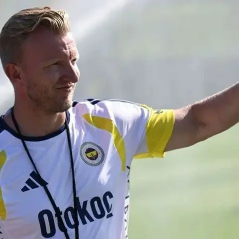 Fenerbahçe'de Dirk Kuyt sürprizi: Menajeri sezon sonuna kadar kalabileceğini açıkladı