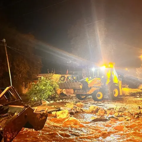 Antalya’nın Demre ilçesinde sağanak sonrası yollar ve tarım alanları zarar gördü