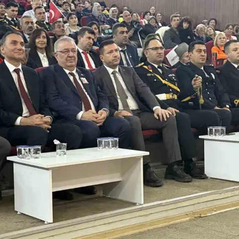 Yağış, Edremit’te 29 Ekim kutlamalarının adresini değiştirdi