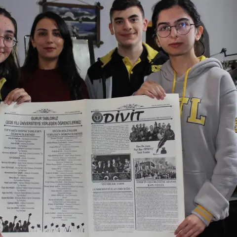 Karslı lise öğrencileri Cumhuriyet Bayramı için gazete hazırladı