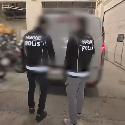 Sultanbeyli'deki minibüste 1 milyon 642 bin sentetik ecza hapı bulundu