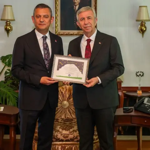 Özgür Özel, cumhurbaşkanlığı adaylığı için Mansur Yavaş’ı işaret etti