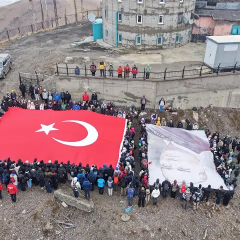 277 öğrenci Cumhuriyet için Palandöken zirvesine çıktı