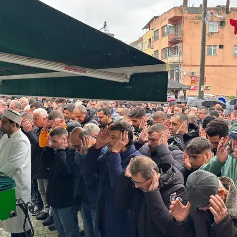 Çanakkale’de otomobil refüjdeki direğe çarptı: 2 kişi öldü